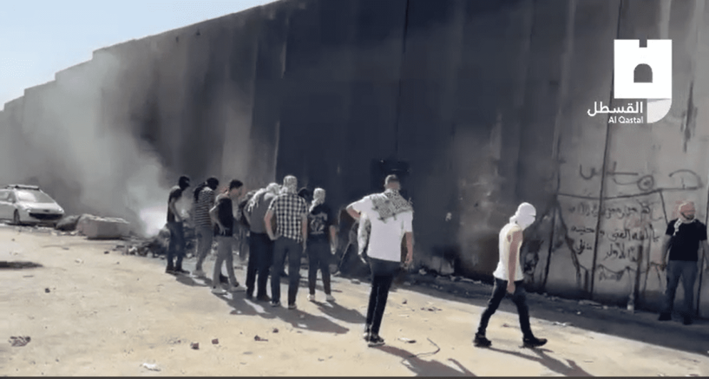 تحطيم بوابة الجدار الفاصل في أبو ديس شرق القدس