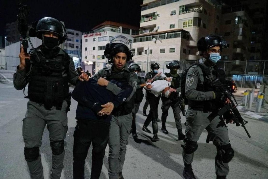قوات الاحتلال تشن حملة اعتقالات في مخيم قلنديا شمال القدس
