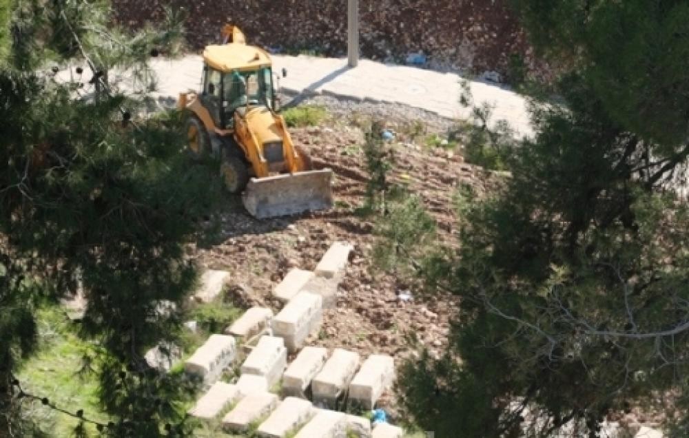 أبو حلبية: بناء القبور الوهمية في القدس محاولة لتزوير التاريخ