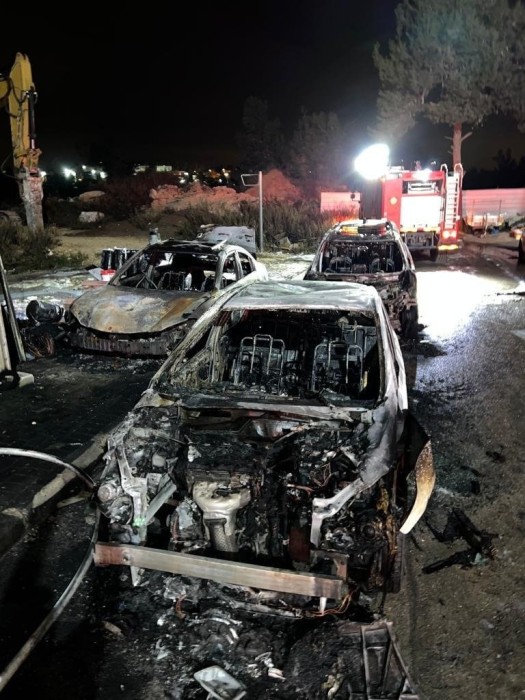 مستوطنون يحرقون 8 مركبات في أبو غوش وعين نقوبا في القدس