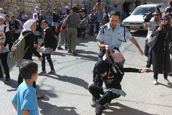 قوات الاحتلال تعتدي على طلاب المدارس في العيساوية