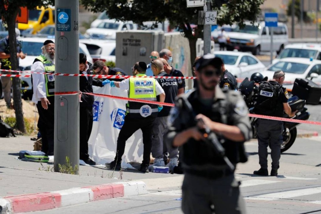مصادر عبرية: إصابة مستوطن عند باب الأسباط بعد استهدافه بالألعاب النارية