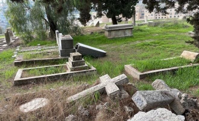 مستوطنون يحطمون قبوراً بمقبرة البروتستانت في جبل صهيون غرب القدس
