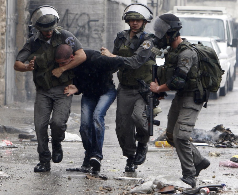 قوات الاحتلال تعتقل شابين من القدس بعد تخريب محتويات منزليهما